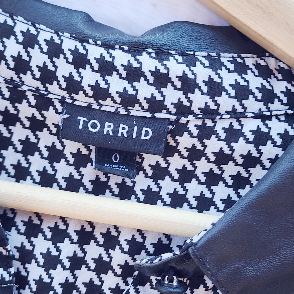 Torrid Madison Black & White Houndstooth Georgette Long Sleeve Button Up - Picture 9 of 11